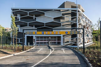 Különleges formavilágú és okos parkolóház nyílik Őrmezőn, a Budapest ONE irodaépületnél