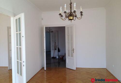 Kiadó iroda Kiadó V. kerületben Mérleg utcában, Deák térre néző, egy 3 szobás, 101 nm-es lakás  iroda részére is.
