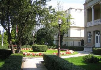 Városligeti fasoron  reprezentatív, igényes, parkosított , épületegyüttesben kiadó iroda.