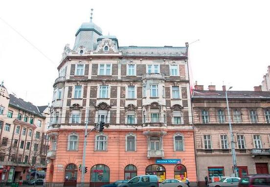 IX. Ferenc körúton, Boráros tér közvetlen közelében lévő,  utcai bejáratú üzlet - iroda kiadó.